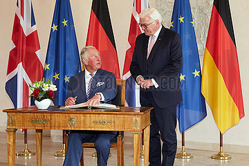 Berlin  Deutschland - Prinz von Wales traegt sich in das Gaestebuch ein. Zeremonie mit dem Bundespraesidenten in der Empfangshalle von Schloss Bellevue.