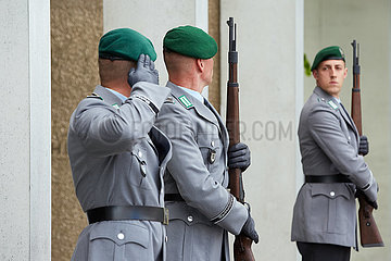 Berlin  Deutschland - Soldaten des Wachbatallions vor dem Ehrenmal der Bundeswehr.
