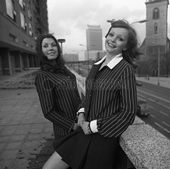 Berlin  DDR  Junge Frauen tragen in der Stadt die neueste Herbst-Mode