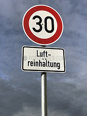 Berlin  Deutschland  Schild Tempolimit 30 zur Luftreinhaltung