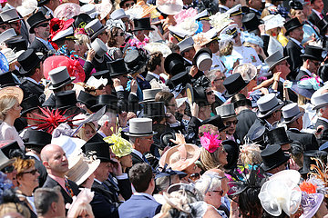 Royal Ascot  Grossbritannien  Fashion  audience at the racecourse