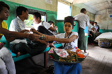 Yangon  Myanmar  Erdnussverkaeuferin in der Ringbahn
