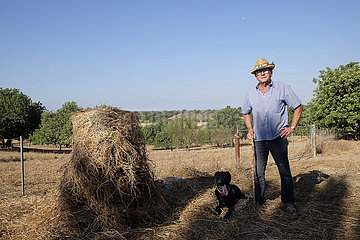 Spanien  Mallorca - Bauer auf seinem Landbesitz in Cas Concos