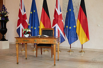 Berlin  Deutschland - Tisch mit Gaestebuch in der Empfangshalle von Schloss Bellevue.