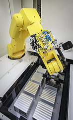 Roboterarm bestueckt CNC-Fraese  Stromboli Elektro und Feinwerktechnik  Bochum  Nordrhein-Westfalen  Deutschland  Europa