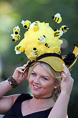Royal Ascot  Grossbritannien  Fashion on Ladies Day  woman with bee-hat at the racecourse