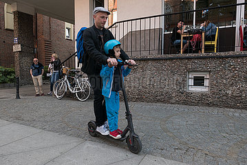 Polen  Wroclaw - Vater und Sohn auf einem e-scooter