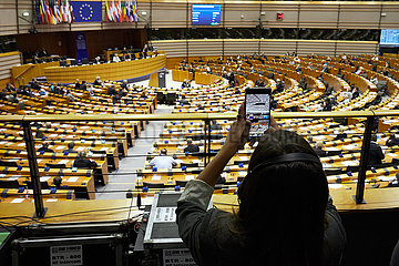 Bruessel  Region Bruessel-Hauptstadt  Belgien - Besucherin mit Mobiltelefon fotografiert die Sitzungs des Europaparlaments.