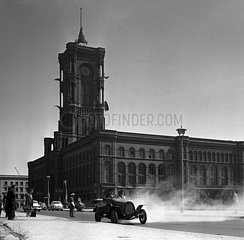 Berlin  DDR  Oldtimer F5 des Automobilherstellers MAF vor dem Roten Rathaus