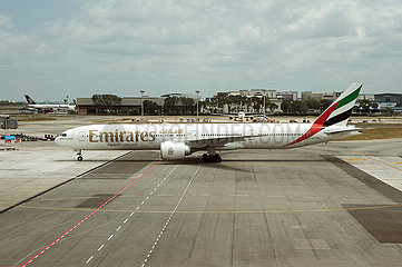 Singapur  Republik Singapur  B777 Passagierflugzeug der Emirates Airline auf dem Flughafen Changi