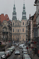 Polen  Poznan - Winterlicher Smog in der Innenstadt  hinten eine Kirche