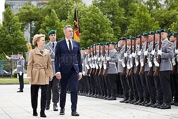 Berlin  Deutschland - Dr. Ursula von der Leyen  Bundesverteidigungsministerin und Frank Bakke-Jensen  Verteidigungsminister Norwegens.