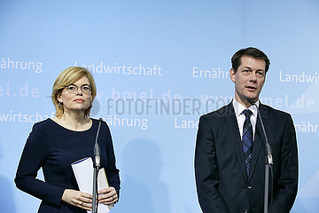 Berlin  Deutschland - Julia Kloeckner und Guido Zoellick bei einer Pressekonferenz.