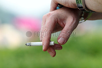 Hoppegarten  Deutschland  Zigarette zwischen den Fingern einer Hand