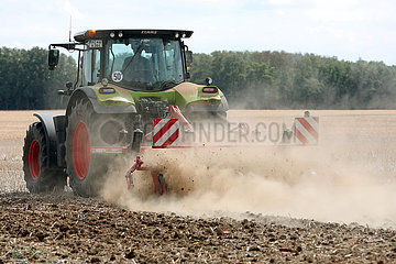 Ingelheim  Deutschland  Landwirt grubbert sein verdorrtes Feld