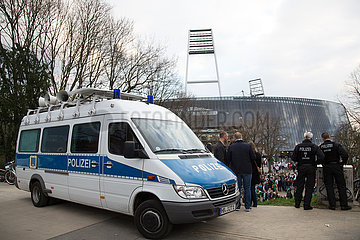 Deutschland  Bremen - Polizeieinsatz beim Ende des Fussball-Bundesliga-Spiels SV Werder Bremen - FSV Mainz (kein Hochrisikospiel)  hinten das Weserstadion
