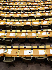 Bruessel  Region Bruessel-Hauptstadt  Belgien - Leere Sitzreihen im Sitzungssaal des Europaparlaments.