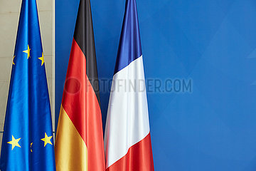 Berlin  Deutschland - Europaflagge  Nationalflagge Deutschlands und Frankreichs.