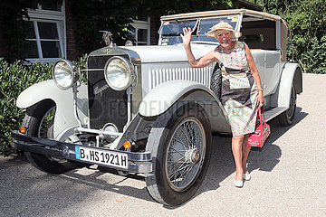 Hoppegarten  Deutschland  Heidi Hetzer neben ihrem Hispano-Suiza H6 Oldtimer