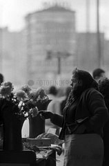 Berlin  Deutsche Demokratische Republik  Mitarbeiterin der HO verkauft Blumen