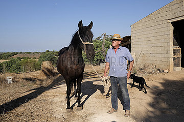 Spanien  Mallorca - Bauer auf seinem Landbesitz in Cas Concos