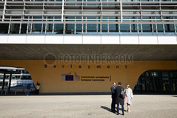 Bruessel  Region Bruessel-Hauptstadt  Belgien - Personengruppe vor dem Berlaymont-Gebaeude im Europaviertel.