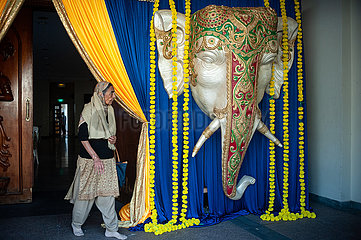 Singapur  Republik Singapur  Geschmueckter Eingang fuer eine indische Hochzeit in Chinatown
