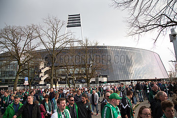 Deutschland  Bremen - Fans nach dem Fussball-Bundesliga-Spiel SV Werder Bremen - FSV Mainz (kein Hochrisikospiel)  hinten das Weserstadion
