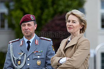 Berlin  Deutschland - Dr. Ursula von der Leyen  Bundesverteidigungsministerin und Volker Bauersachs  Oberst der Bundeswehr.