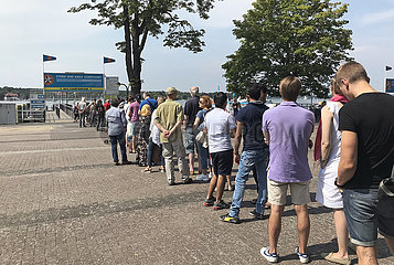 Berlin  Deutschland  Menschen warten auf die BVG-Faehre an der Station Wannsee der Stern- und Kreisschiffahrt