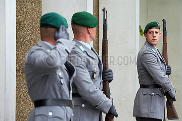 Berlin  Deutschland - Soldaten des Wachbatallions vor dem Ehrenmal der Bundeswehr.