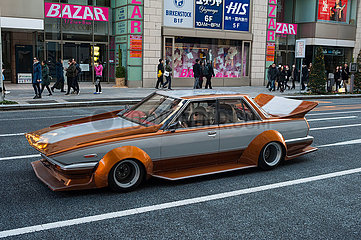 Tokio  Japan  Sportwagen auf der Chuo-Dori Avenue im Stadtbezirk Ginza