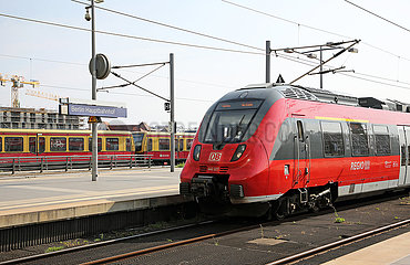 Berlin  Deutschland  Regionalexpress und S-Bahn fahren im Hauptbahnhof ein