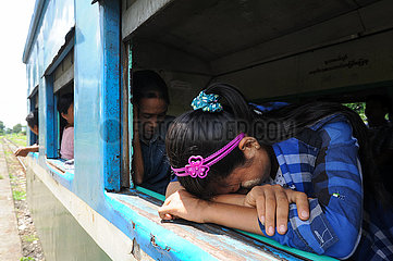 Yangon  Myanmar  Muedes Maedchen in der Ringbahn