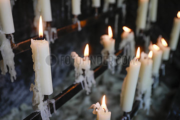 Opferkerzen brennen vor der Kerzenkapelle  Kevelaer  Nordrhein-Westfalen  Deutschland