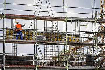 Bauarbeiter arbeiten auf einer Baustelle  Essen  Ruhrgebiet  Nordrhein-Westfalen  Deutschland