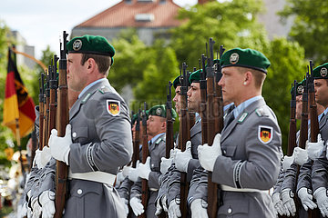 Berlin  Deutschland - Soldaten des Wachbatallions bei einen Empfang mit militaerischen Ehren.