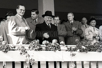 Hoppegarten  Wilhelm Pieck (Dritter von links)  Praesident der DDR  auf der Galopprennbahn