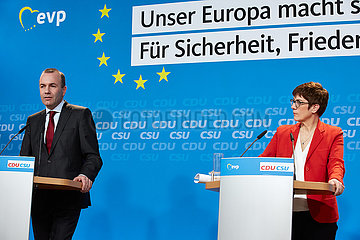 Berlin  Deutschland - Annegret Kramp-Karrenbauer und Manfred Weber bei einer Pressekonferenz.