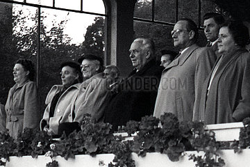 Hoppegarten  Wilhelm Pieck (Mitte)  Praesident der DDR  auf der Galopprennbahn