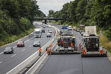 Strassenbau  Fluesterasphalt auf der Autobahn A52  Essen  Ruhrgebiet  Nordrhein-Westfalen  Deutschland