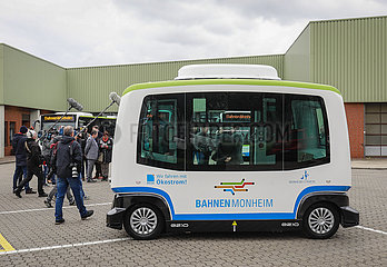 Selbstfahrender Linienbus  Monheim  Nordrhein-Westfalen  Deutschland  Europa