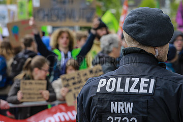 Polizist im Einsatz  Fridays for Future Demonstration  Essen  Ruhrgebiet  Nordrhein-Westfalen  Deutschland