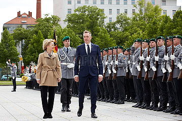 Berlin  Deutschland - Dr. Ursula von der Leyen  Bundesverteidigungsministerin und Frank Bakke-Jensen  Verteidigungsminister Norwegens.