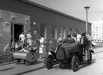 Berlin  DDR  Oldtimer F5 des Automobilherstellers MAF haelt vor einer Kindertagesstaette