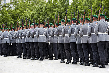 Berlin  Deutschland - Soldaten des Wachbatallions bei einen Empfang mit militaerischen Ehren.