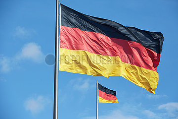 Berlin  Deutschland - Deutschlandfahnen am Reichstagsgebaeude.