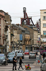 Frankreich  Lothringen  Hayange - strukturschwache Stadt  waehlte 2014 Front National-Politiker zum Buergermeister  Innenstadt - hinten Hochoefen von stillgelegtem Stahlwerk