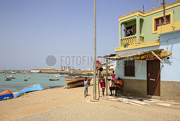 Einheimische am alten Fischerhafen  Sal Rei  Boa Vista  Kapverden