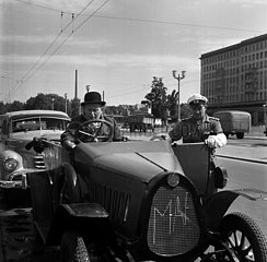 Berlin  DDR  Verkehrspolizist hat einen Autofahrer in einem Oldtimer F5 des Automobilherstellers MAF angehalten
